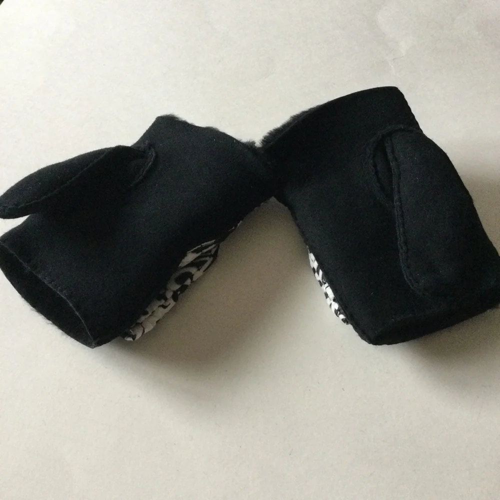 UGG CONVERTIBLE FLIP MITTENS FINGERLESS GLOVES SHEEPSKIN BLACK GRAFFITI L/XL NEW